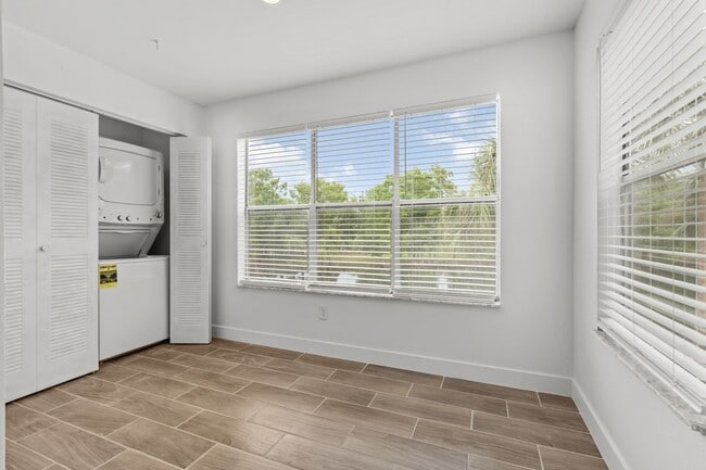 Building Photo - VENETIAN PLACE - 2nd floor • 1 BR 1 Bath -...