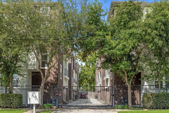 Building Photo - 1113 W 18th St