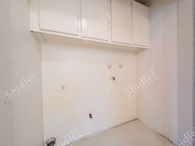 Building Photo - 2 Bed 1 Bath No one Above You