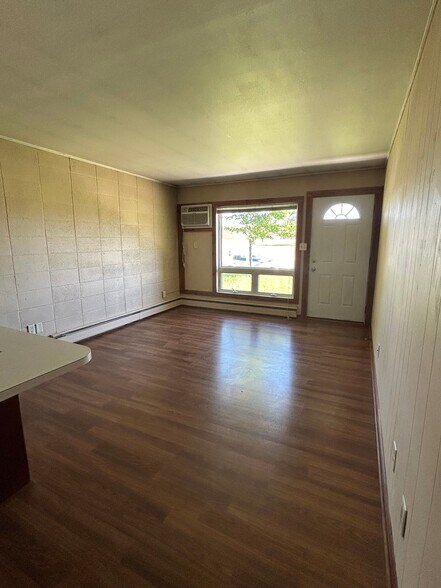 Building Photo - 608 19th Ave W