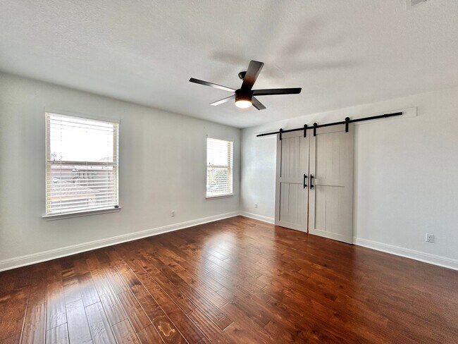 Building Photo - Beautiful and Contemporary 3 BR / 2.5 BA H...