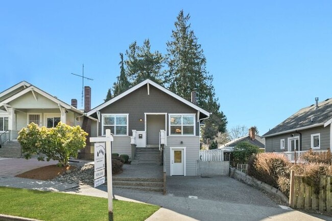 Building Photo - Gorgeous AIR CONDITIONED West Seattle Char...