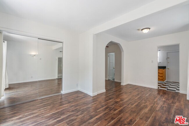 Building Photo - 917 7th St