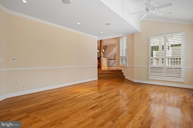 Building Photo - 5905 Lone Oak Dr