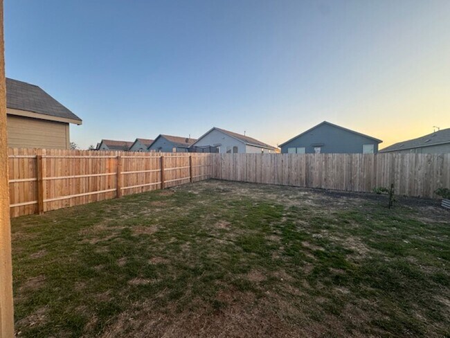 Building Photo - Super Nice with Great Price.  3 Bedroom 2 Bath 1 Story