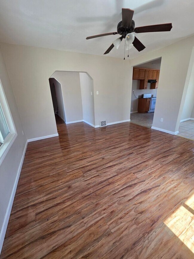 Building Photo - 2641 N Arrowhead Ave