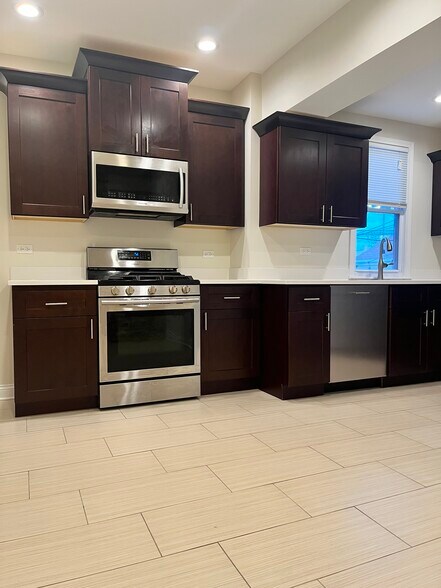 Building Photo - 3145 N Lamon Ave