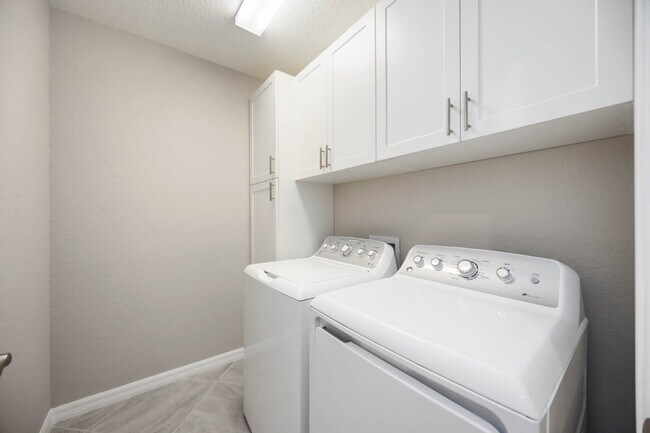 Building Photo - "Spacious 2-Bed, 2-Bath W/Den Condo Retrea...