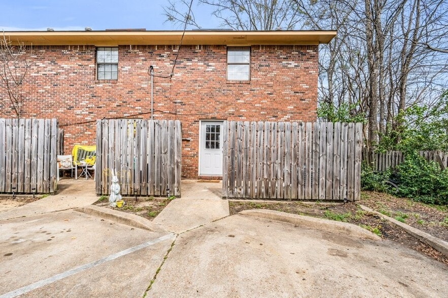 Building Photo - 456 W Broad St