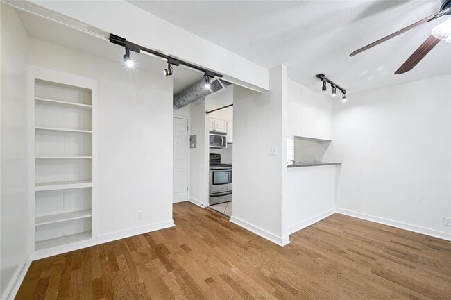 Building Photo - 1510 W 6th St