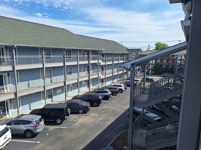 Building Photo - Walking distance to UT/ Very short walk