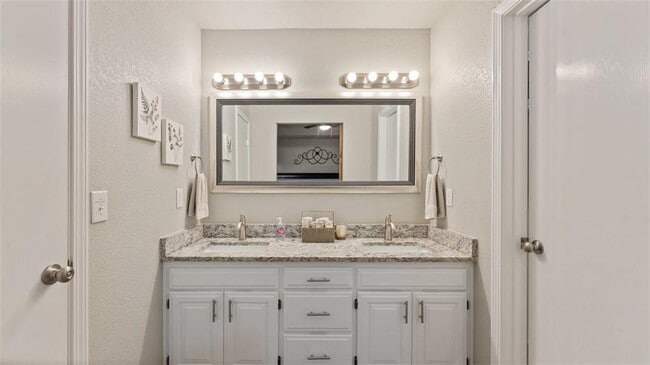 Building Photo - 9 E Elvendon Dr