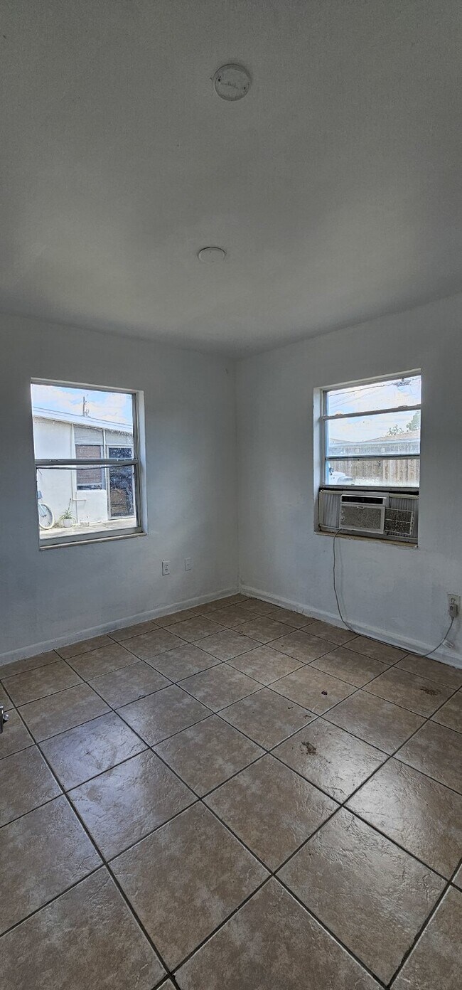 Building Photo - 2 bedroom 1 bath duplex