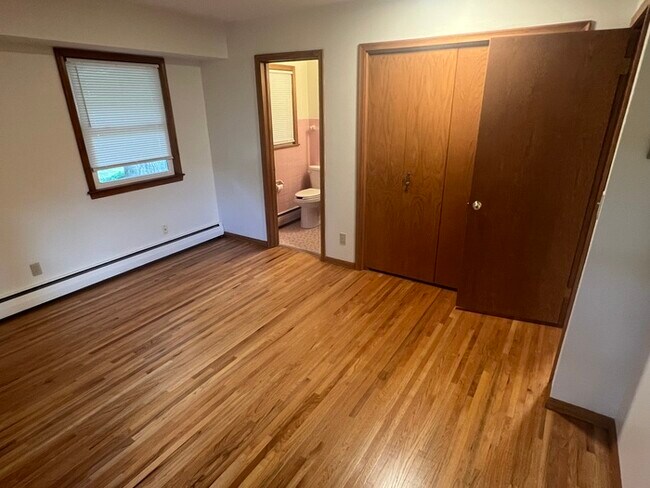 Building Photo - 1643 Stanbridge Ave