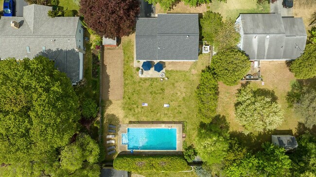 Building Photo - 10 James Dr