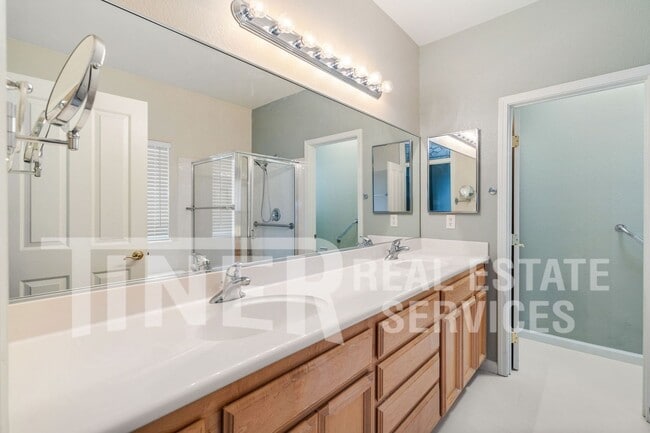 Building Photo - 4 Bedroom Elk Grove Home in Desireable Sch...