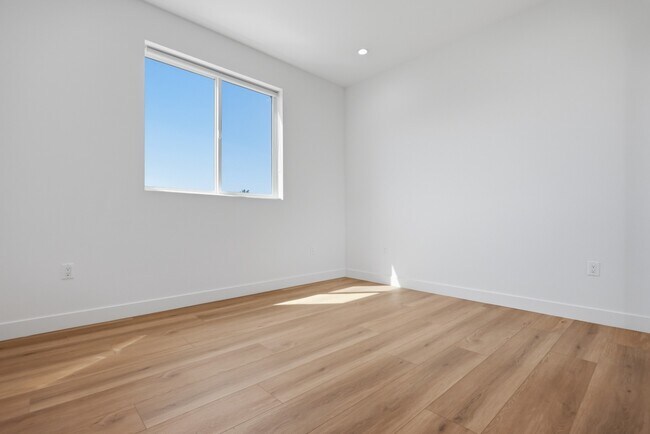 Building Photo - 3 BED | 3 BATH | 1,900 SQ FT | FULLY REMODELED + FURNISHED 3-LEVEL HOME WITH PRIVATE ROOFTOP DECK