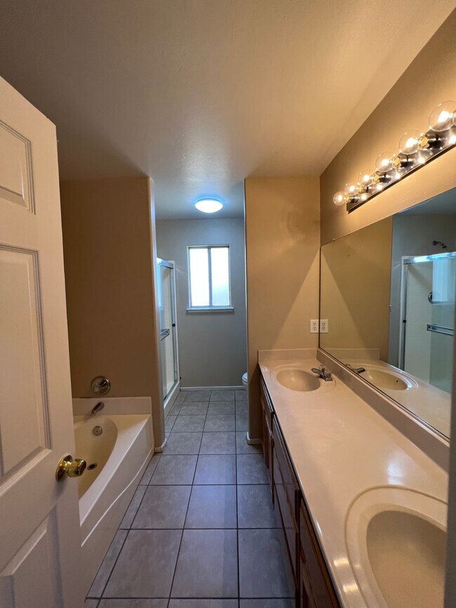 Building Photo - 2902 Tar Springs Ave