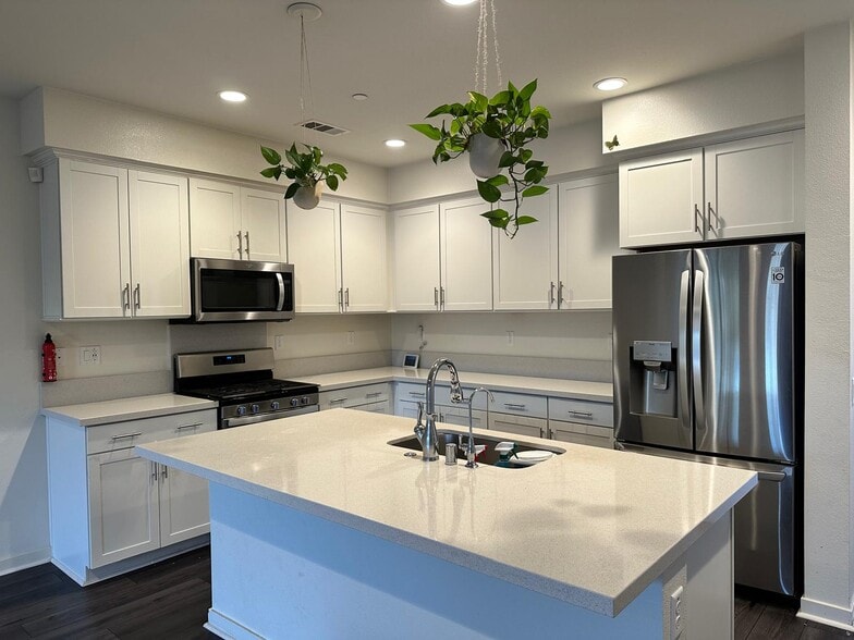 Building Photo - 140 Farmhouse Dr