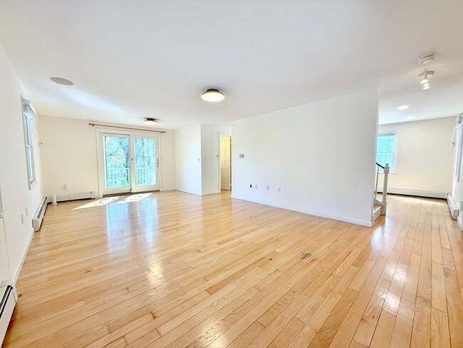 Building Photo - 6 Larch St