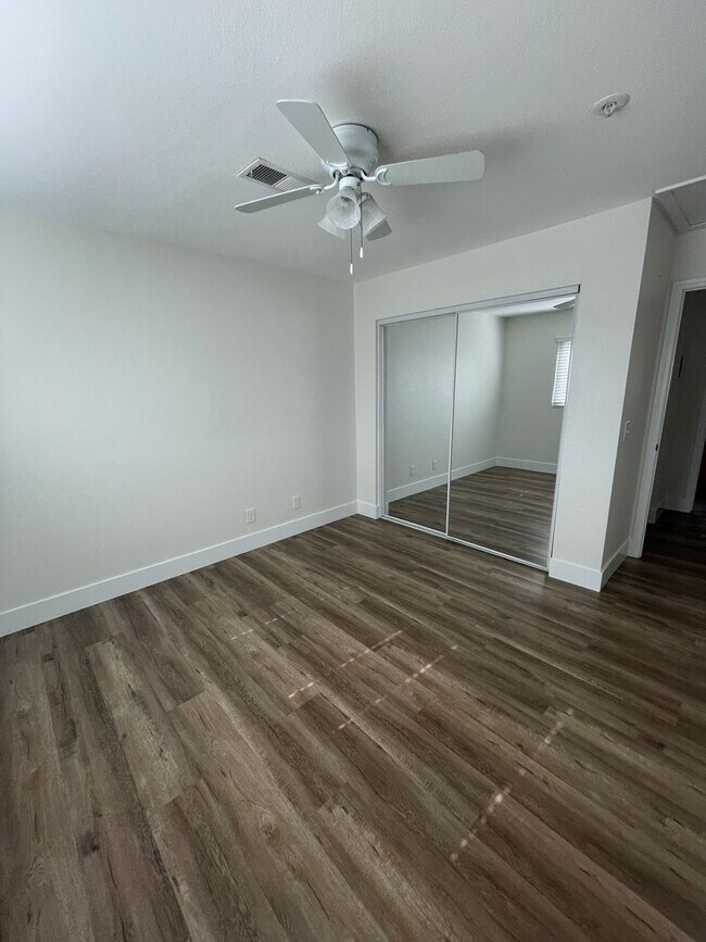 Building Photo - 924 S Cambridge St