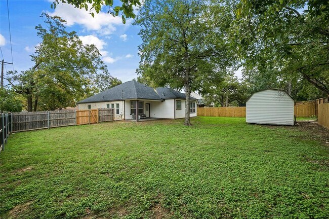 Building Photo - 5010 N Fresco Dr