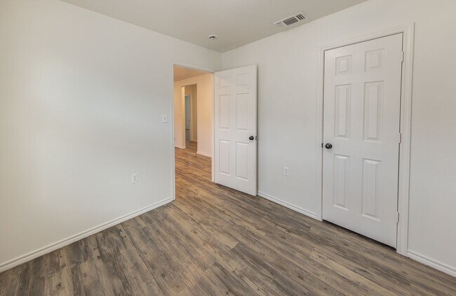 Building Photo - Leasing Special**  MOVE IN READY!