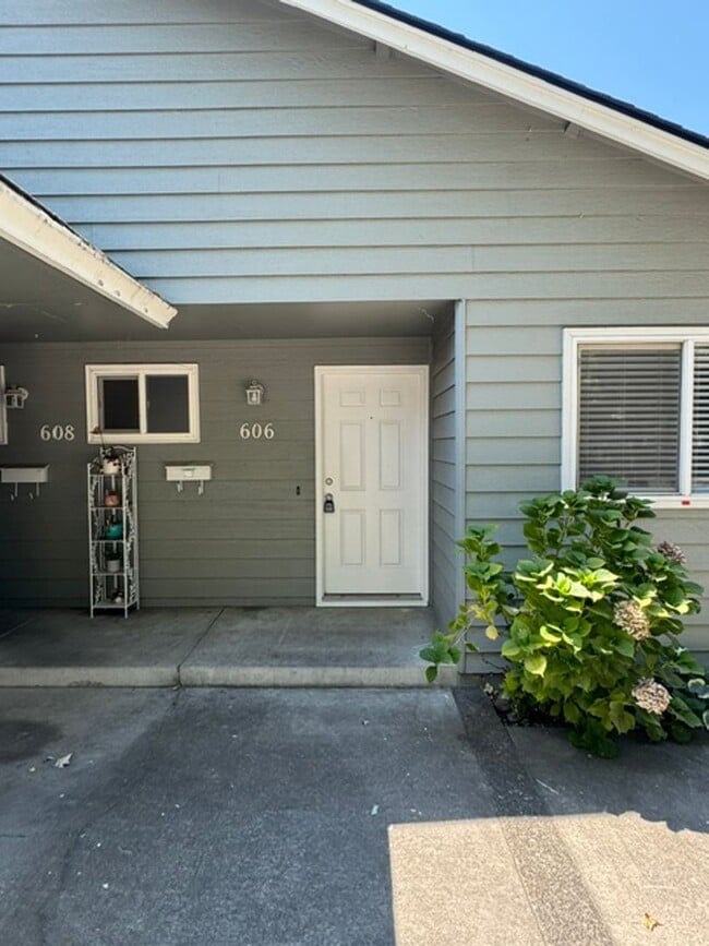 Building Photo - 606 S Holly St