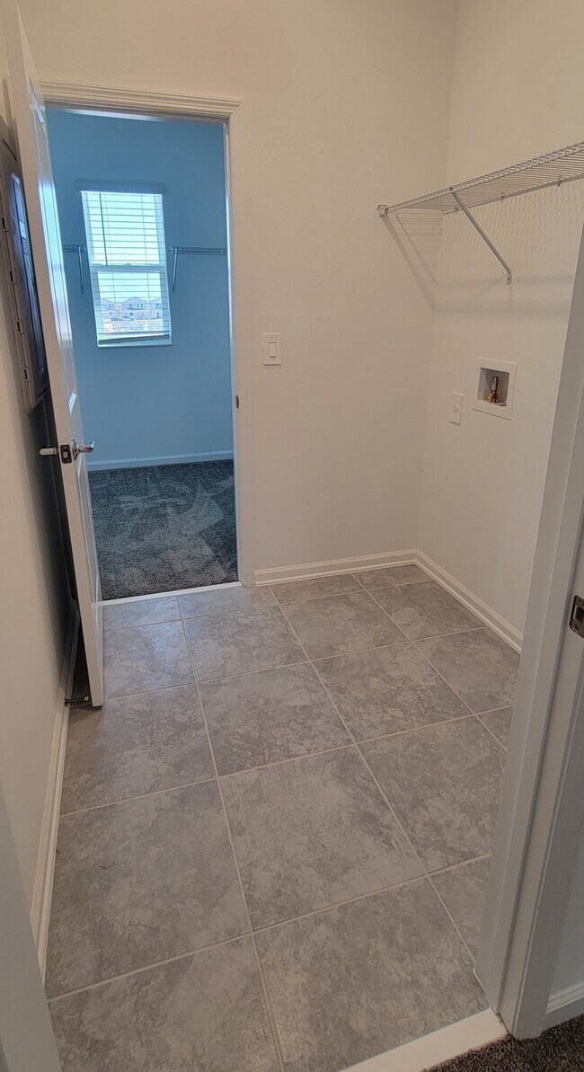 Building Photo - 2587 Runners Cir