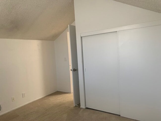 Building Photo - 4 Bed/2 Bath Spacious Home with Big Backyard and New Laminate & Carpet - Union City