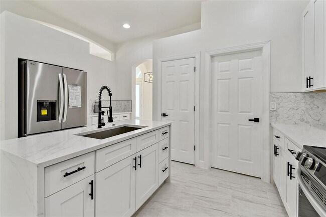 Building Photo - 13792 Long Lake Ln