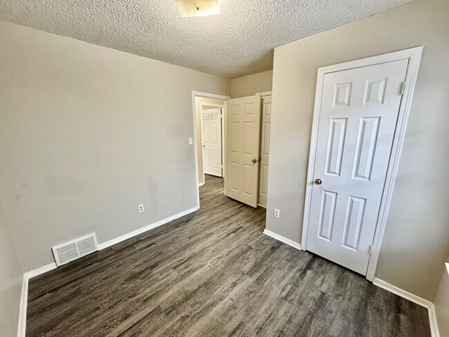 Building Photo - 6481 Summer Creek E