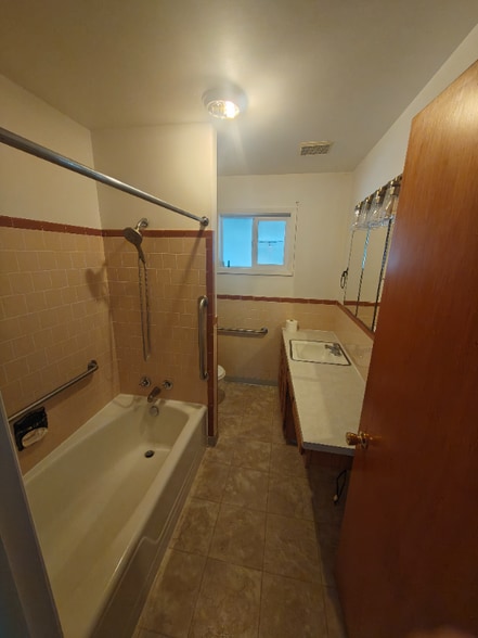 Building Photo - 205 Rosewood Dr