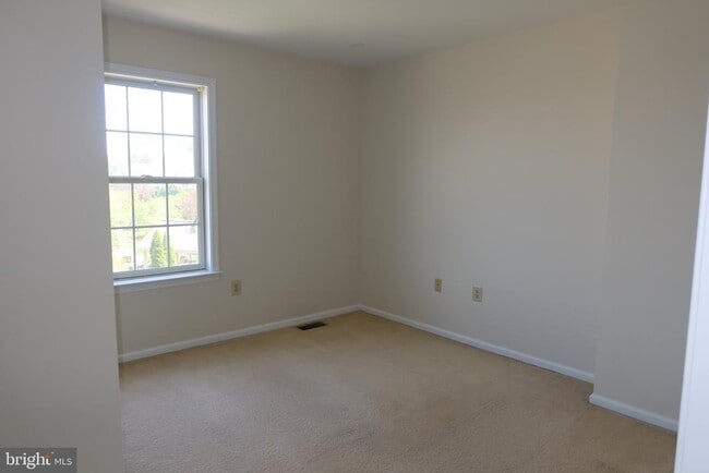 Building Photo - 1631 W Thistle Dr