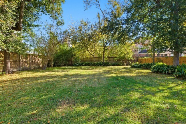 Building Photo - 1320 Woodvine Dr