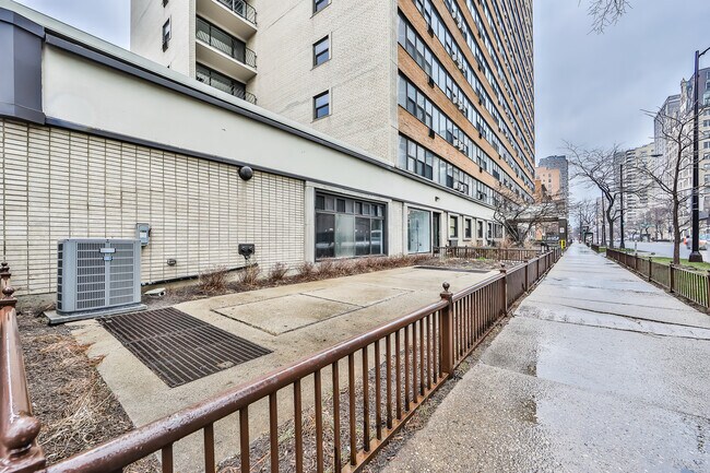 Building Photo - 6030 N Sheridan Rd