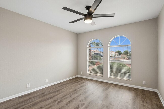 Building Photo - 8734 W Bloomfield Rd