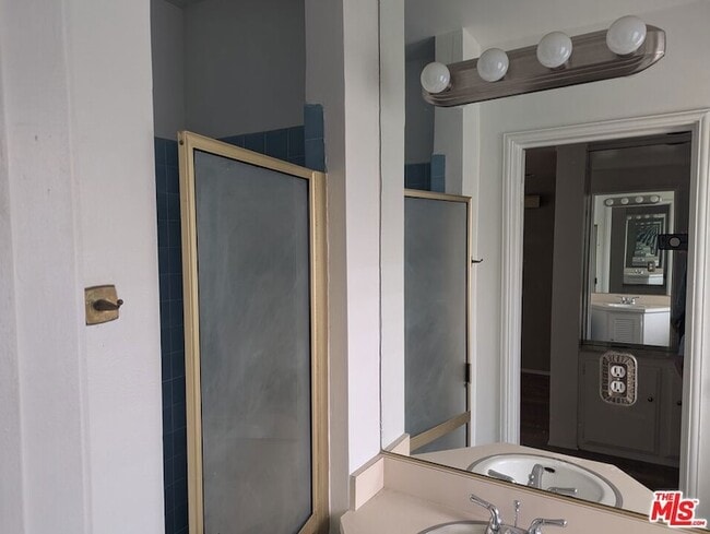 Building Photo - 1323 N Olive Dr