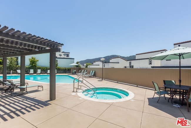 Building Photo - 1656 Palisades Dr