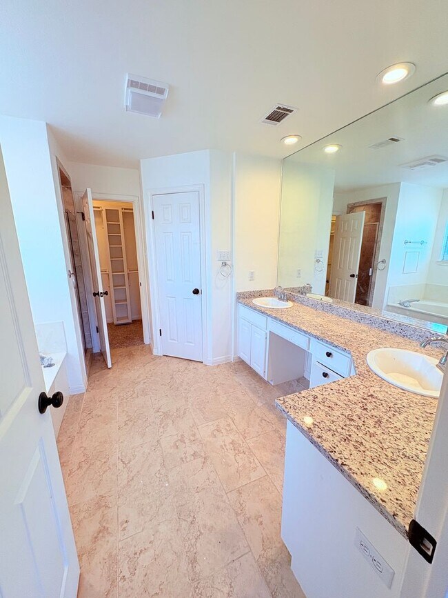Building Photo - Elegant Two-Story Home in Lakeway