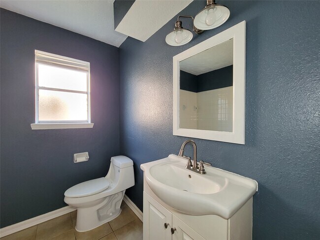 Building Photo - 409 S Travis