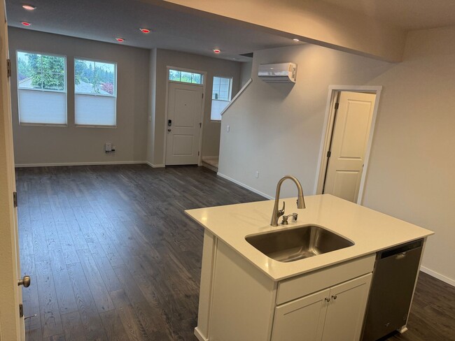 Building Photo - Gorgeous 2 Bedroom Townhome with 2 Car Gar...