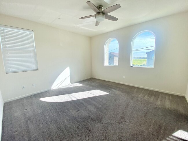 Building Photo - AVAILABLE BY 6/19/26. 4 BED, 2.5 BATHS, 1763 SQ FT STAINLESS STEEL APPLIANCES INCLUDED