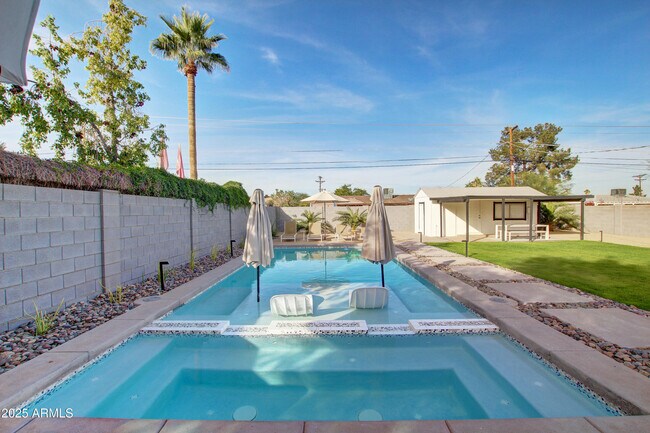 Building Photo - 7034 E Wilshire Dr