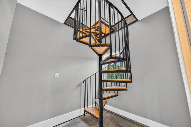 Building Photo - 3625 Woodside Dr