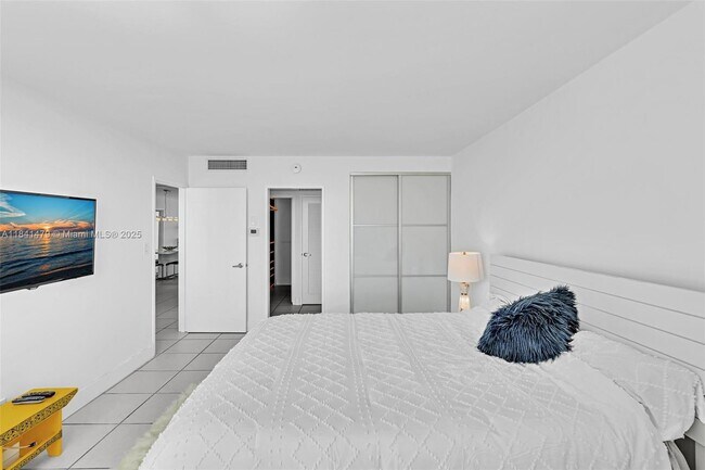 Building Photo - 5161 Collins Ave