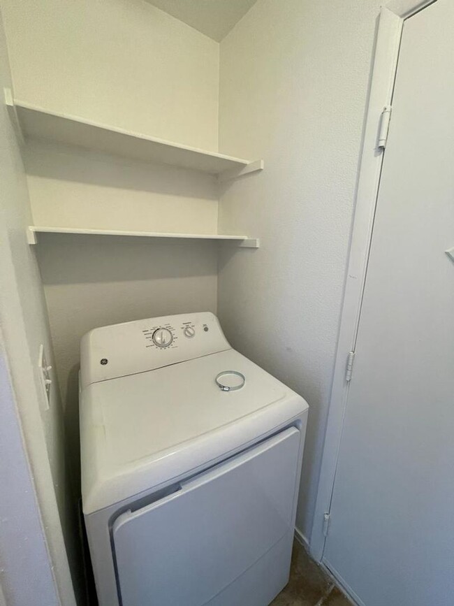 Building Photo - Beautiful 3 bed 2.5 bathroom home