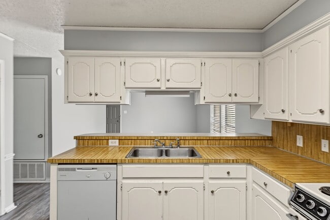 Building Photo - 322-328 Brookwood