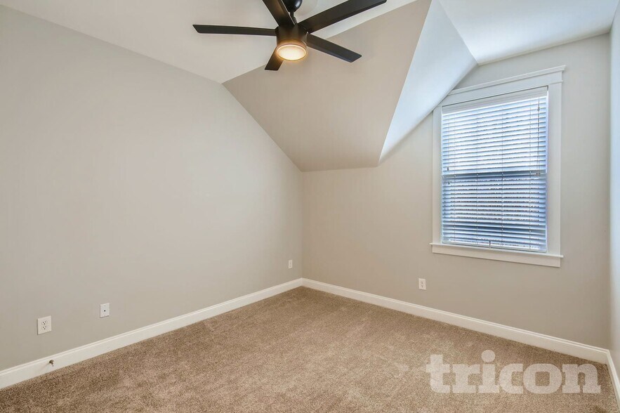 Building Photo - 1519 Peak Ct