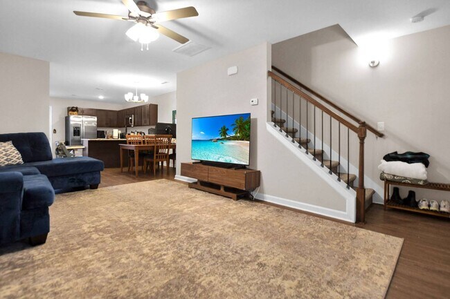 Building Photo - Pet Friendly Two Bedroom!